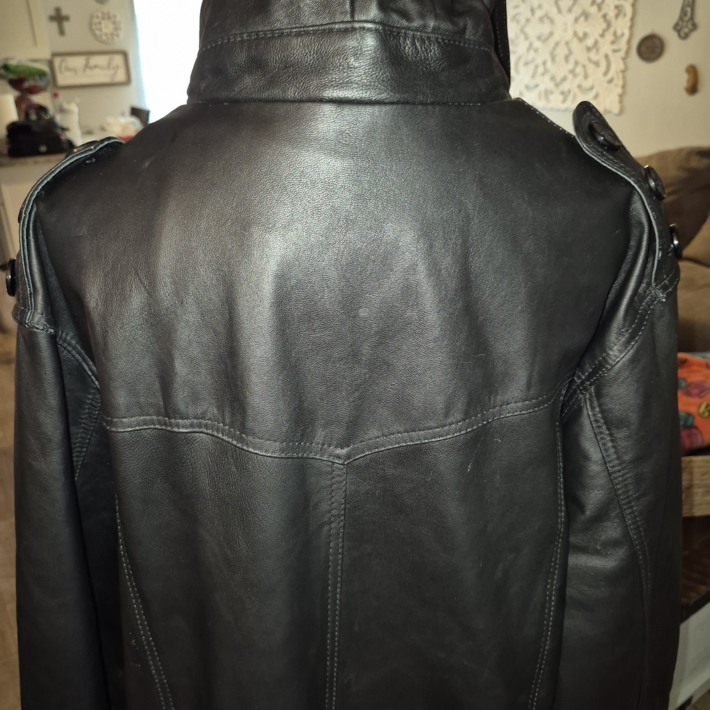 Classic Black 100% Leather Trench Coat with Sleek Silhouette - Picture 10 of 11